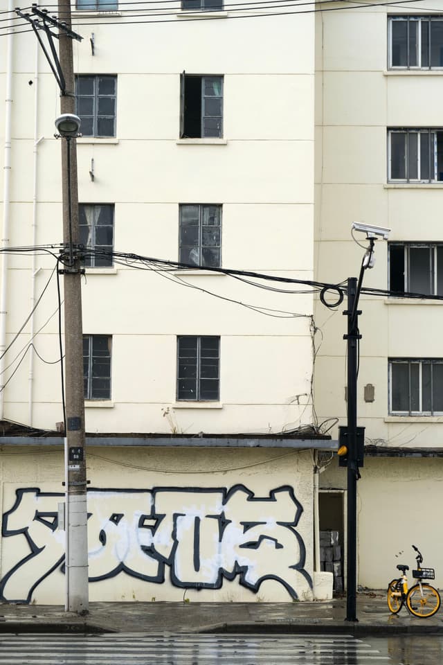 Graffiti cross street